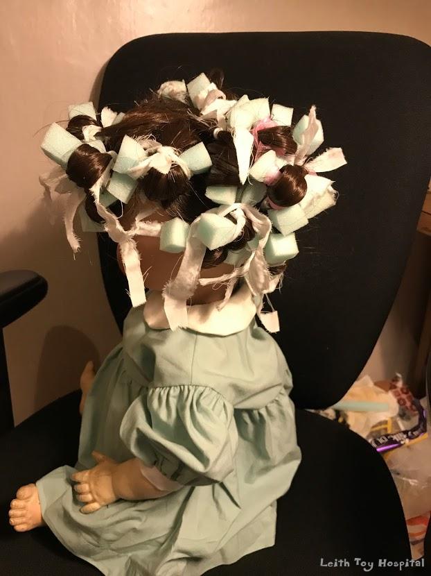 Dolls' hair stylist